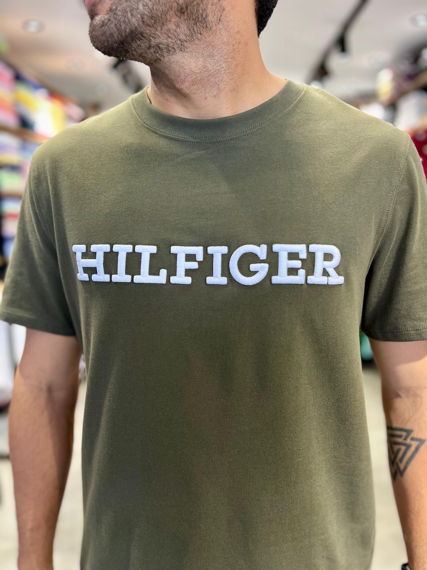 Camiseta Tommy Hilfiger verde hombre letrero