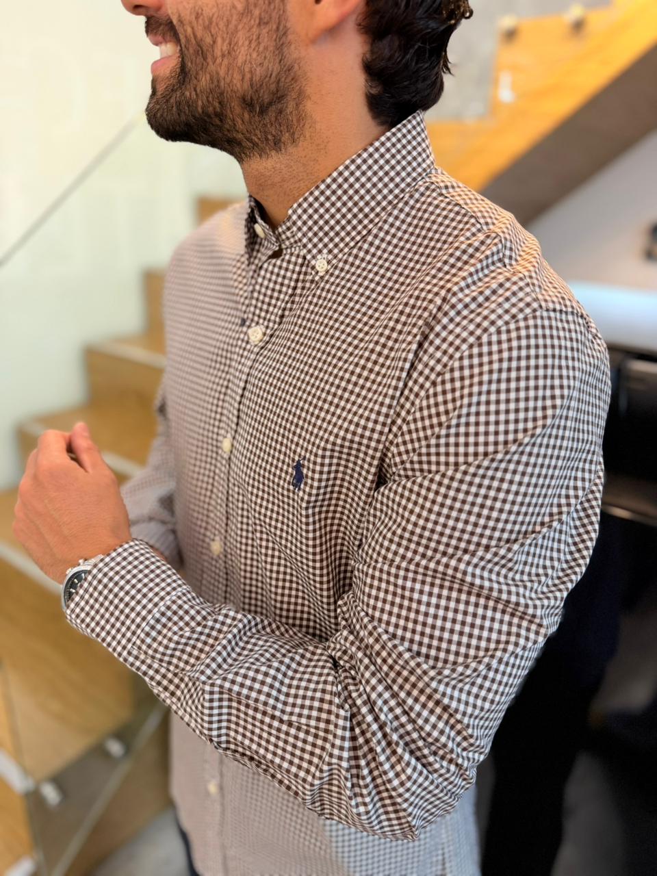 Camisa Polo R.L hombre Slim Fit Algodón Cuadros Cafés Con Blanco Caballo Azul