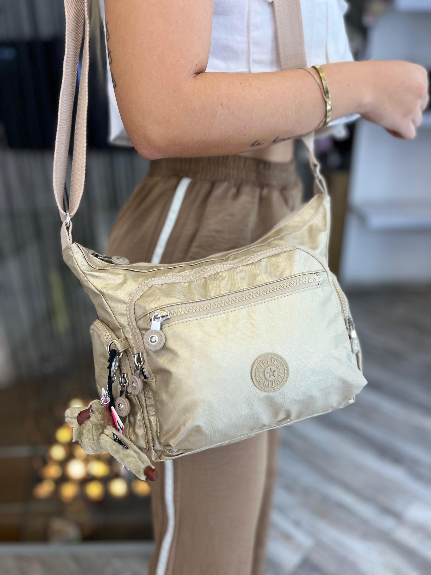 Bolso de Mano Dorado