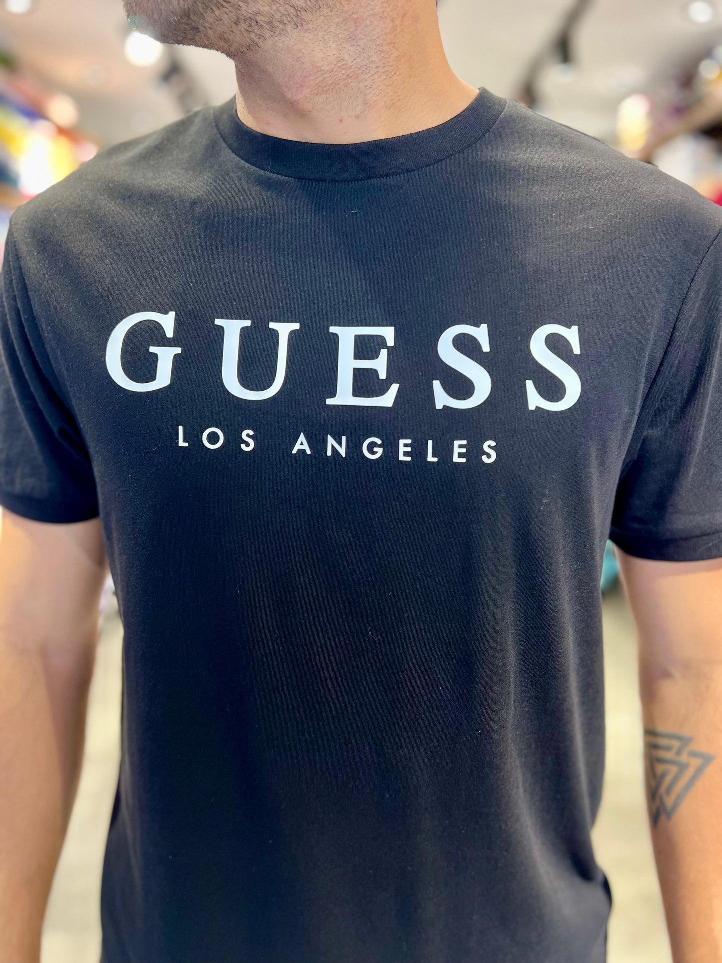 Camiseta Guess Hombre negra