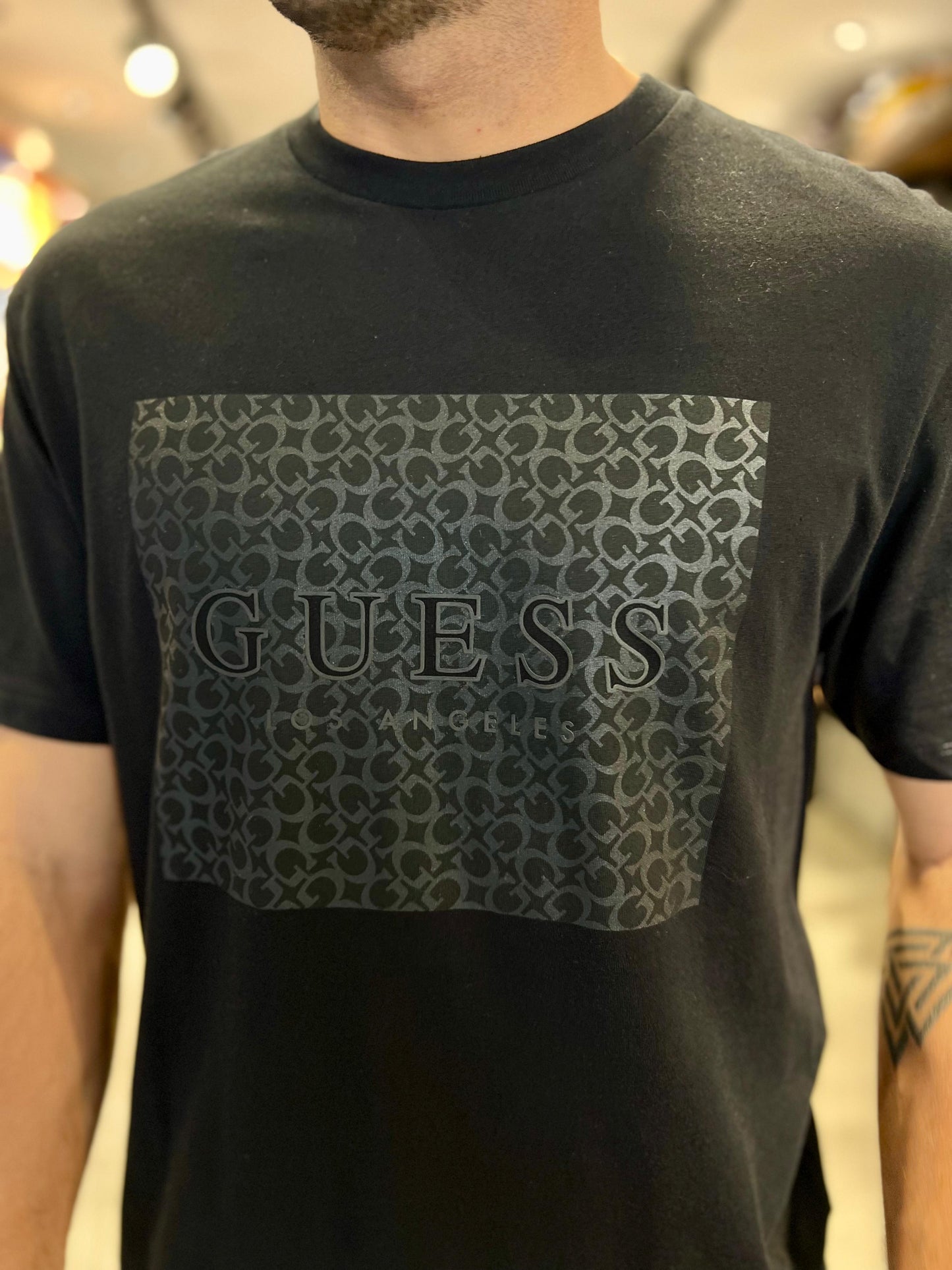 Camiseta Guess Hombre negra