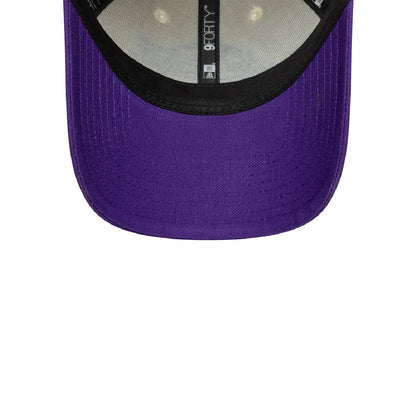 Gorra New Era Lakers 940 Ajustable Beige - Morada Edición especial