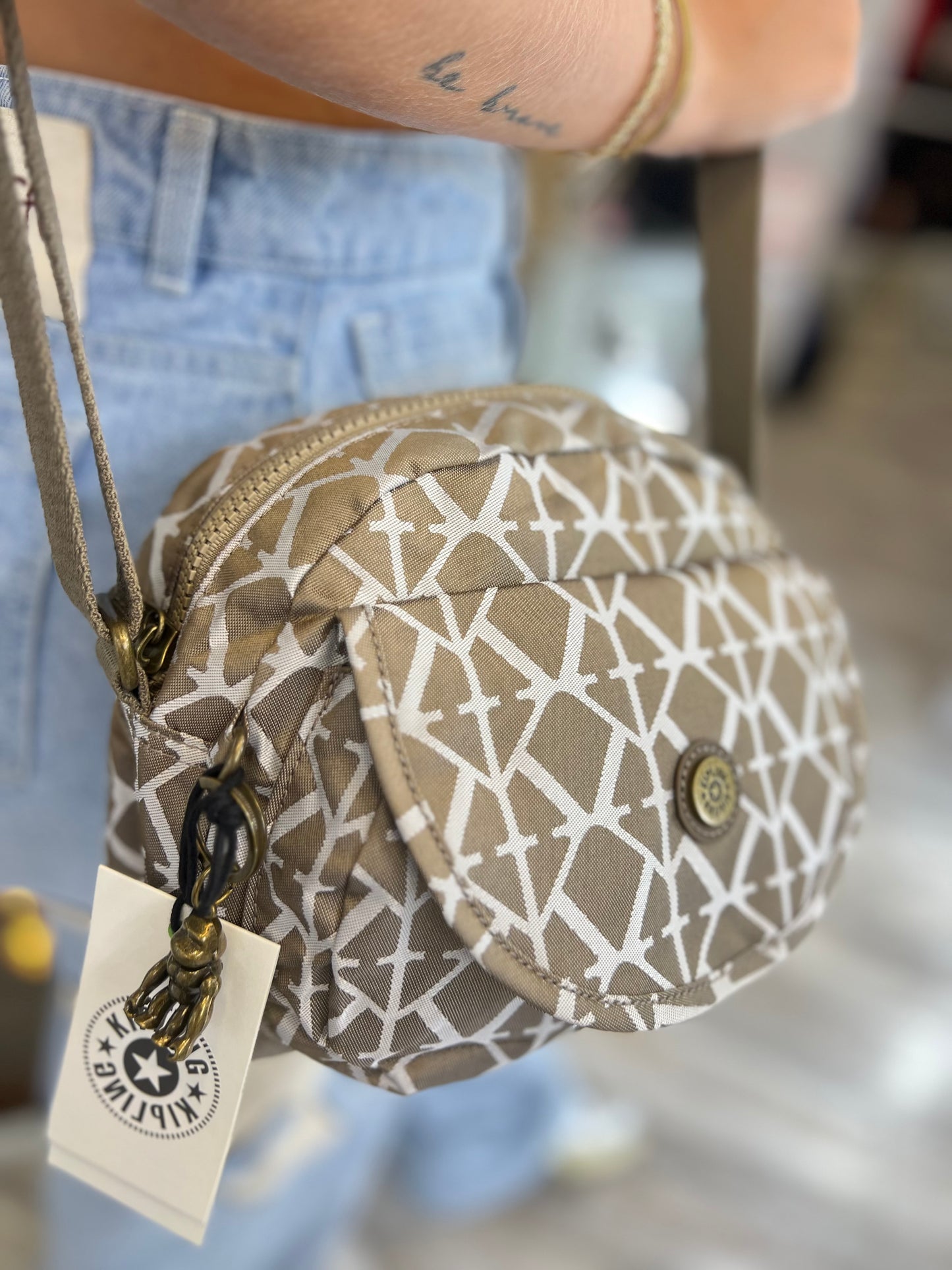 Bolso Manos Libres Dorado Estampado