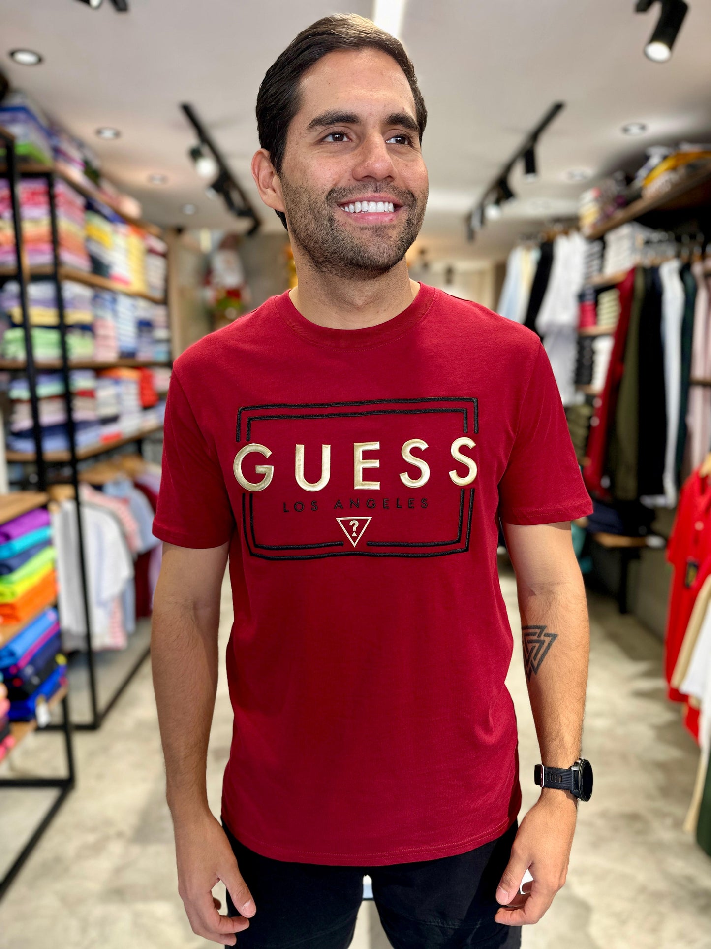 Camiseta Guess Hombre Vinotinto