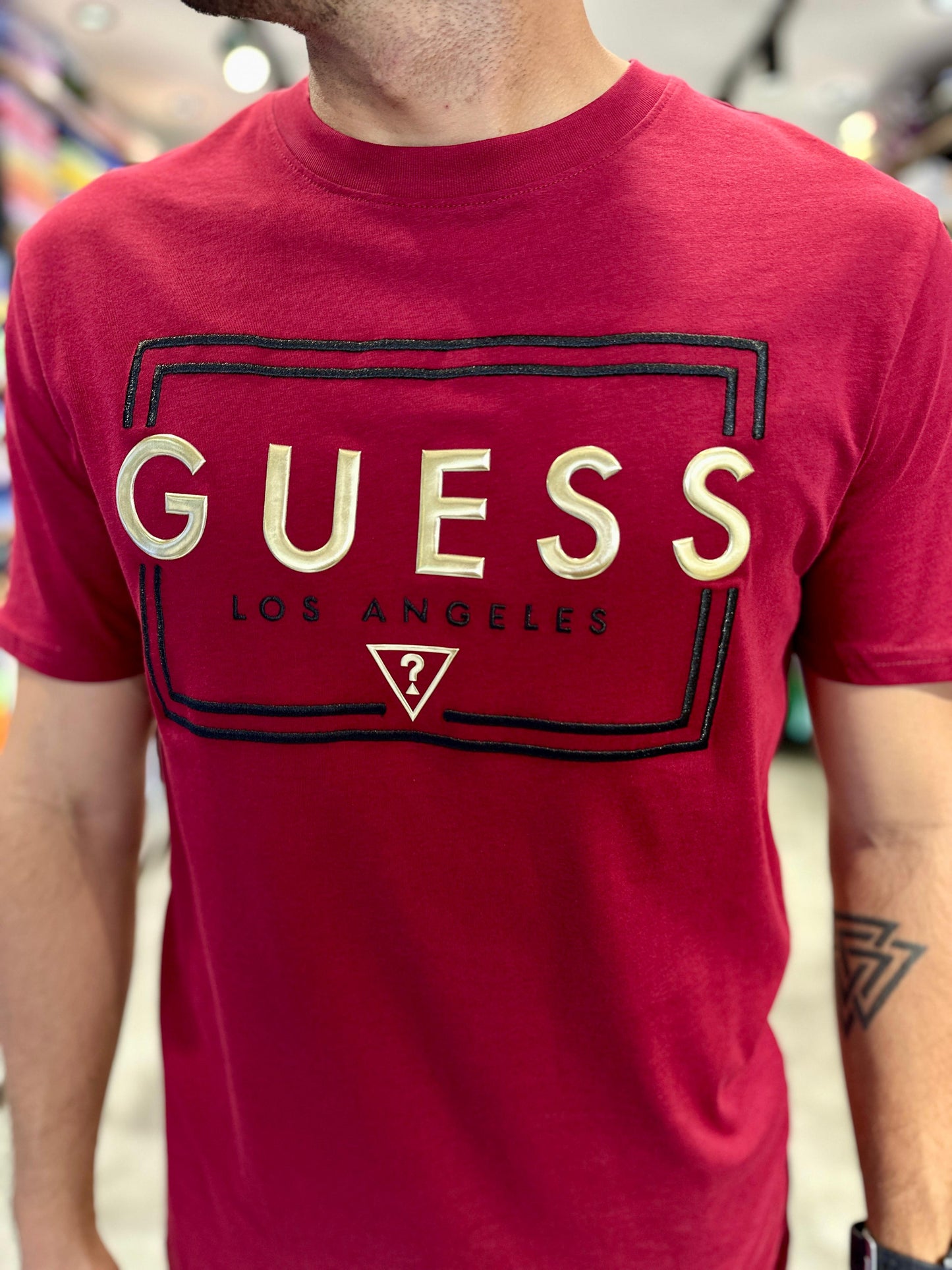 Camiseta Guess Hombre Vinotinto